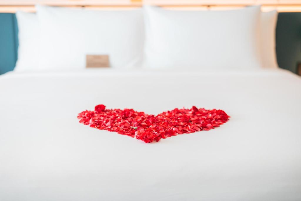 Postel nebo postele na pokoji v ubytování M Social Hotel Phuket