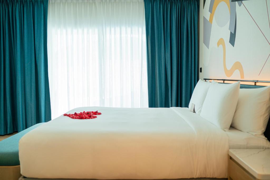 Postel nebo postele na pokoji v ubytování M Social Hotel Phuket
