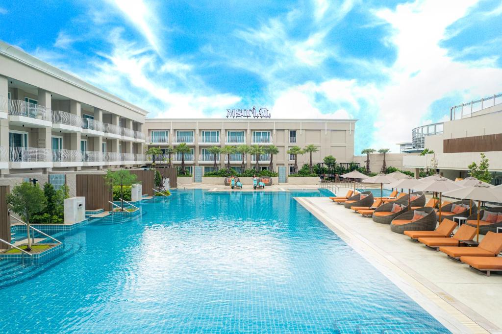 Bazén v ubytování M Social Hotel Phuket nebo v jeho okolí