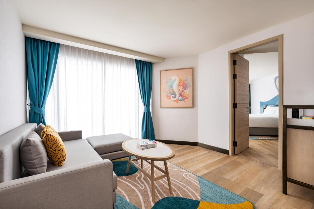 Posezení v ubytování M Social Hotel Phuket