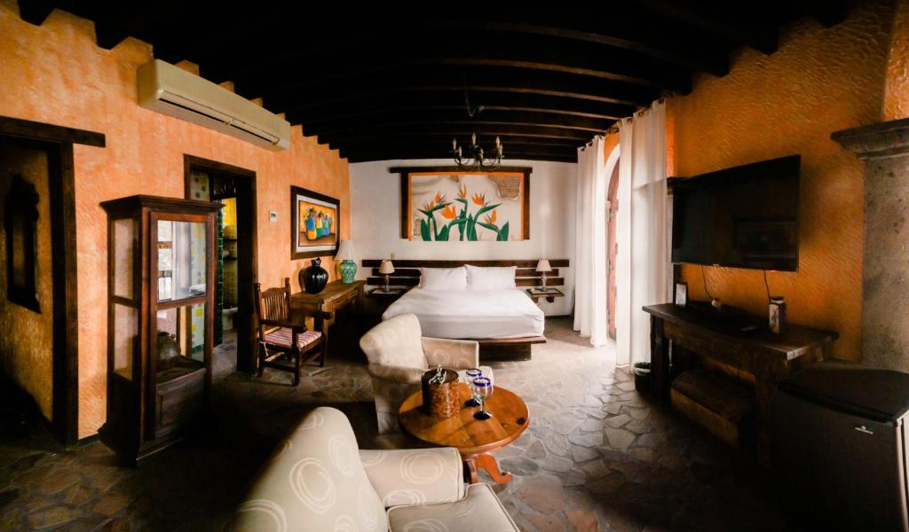 TV a/nebo společenská místnost v ubytování Hotel Boutique Posada De Las Flores Loreto