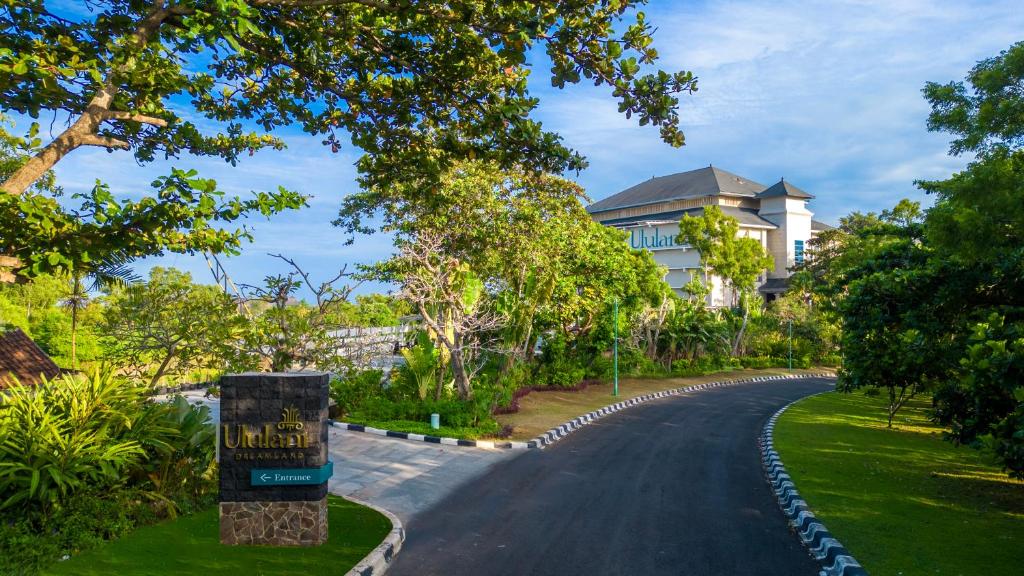 a road in front of a house with a building at Ululani Bali in Uluwatu