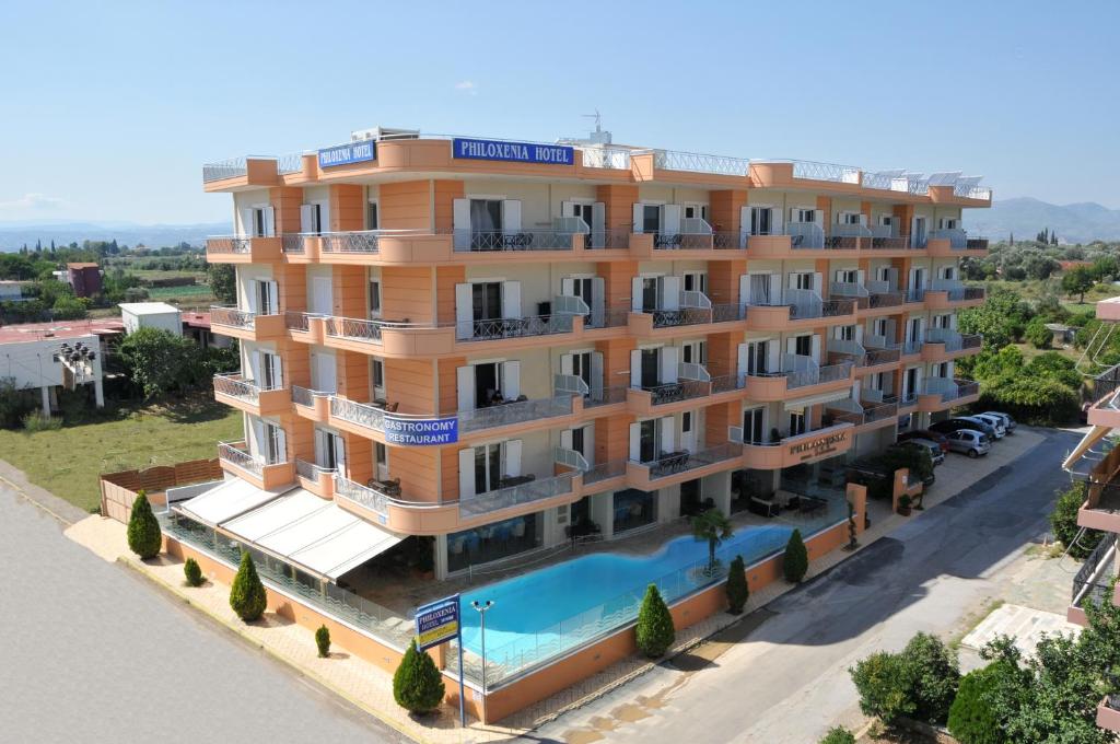 een luchtzicht op een gebouw met een zwembad bij Philoxenia Hotel in Lefkandi Chalkidas