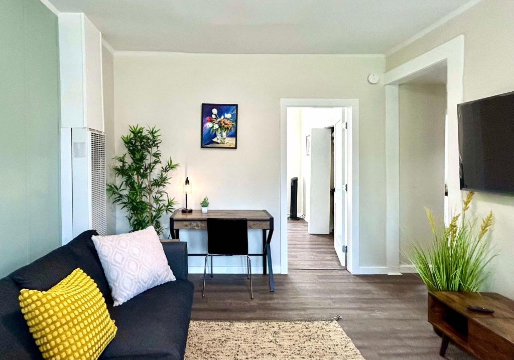 a living room with a couch and a table at Modern Deluxe Kitchen, King Bed, Laundry, DT Renton close to Valley Med & SeaTac in Renton