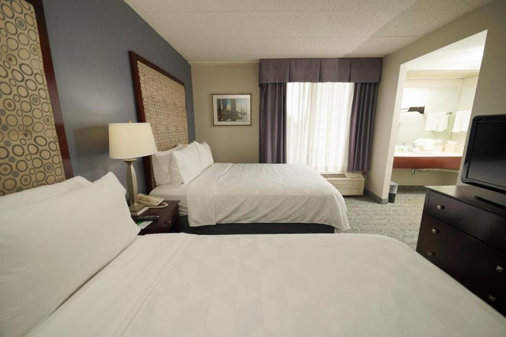 Holiday Inn & Suites Chicago-Carol Stream Wheaton by IHG - Queen Suite With Two Queen Beds