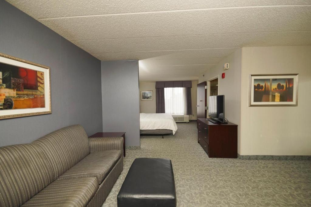 Holiday Inn & Suites Chicago-Carol Stream Wheaton by IHG - Suite - Mobility Access Roll In Shower/Non-Smoking
