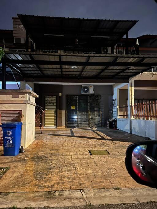 シャー・アラムにあるMael's Homestay Seksyen 16 Shah Alamの屋根付きの建物の外観