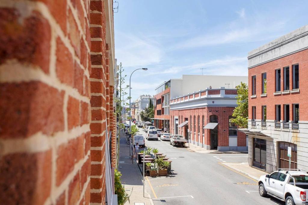 Una vista de una calle desde un edificio de ladrillo. en Diamonds By The Dock2 King Beds Premium West End, en Fremantle