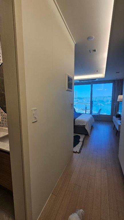 Postel nebo postele na pokoji v ubytování SWITZEN KCC ocean view