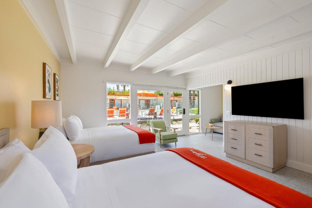 Mojave Resort - Adults Only - Deluxe Queen Room With Two Queen Beds
