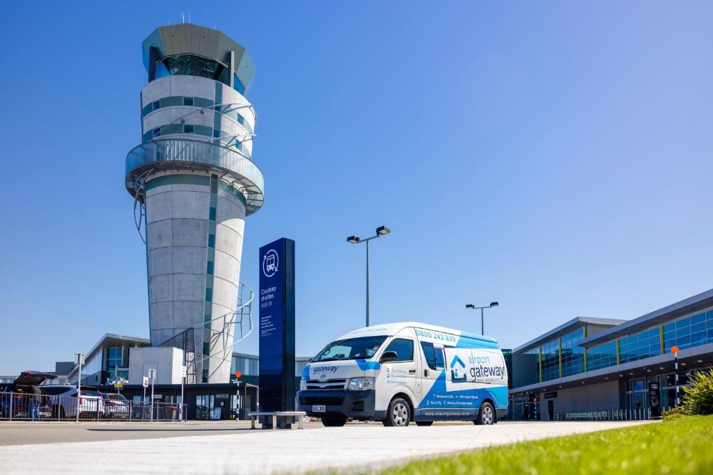 基督城Airport Gateway Hotel的停在控制塔前的一辆卡车