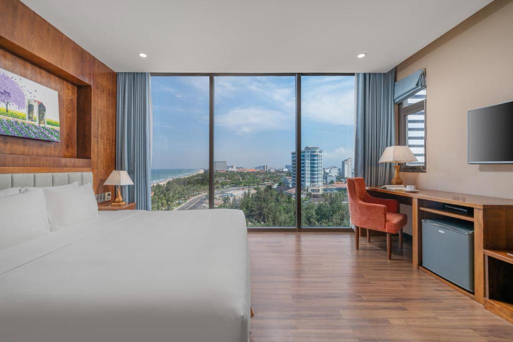 Yarra King Room with Partial Sea View