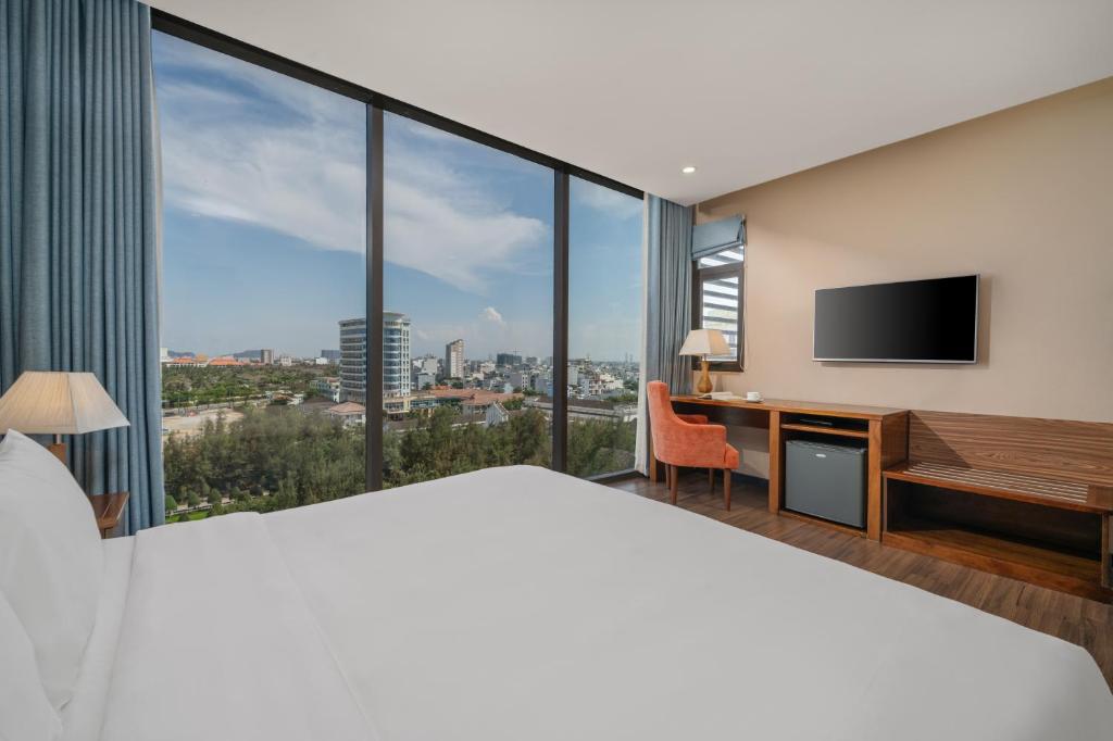 Yarra King Room with Partial Sea View