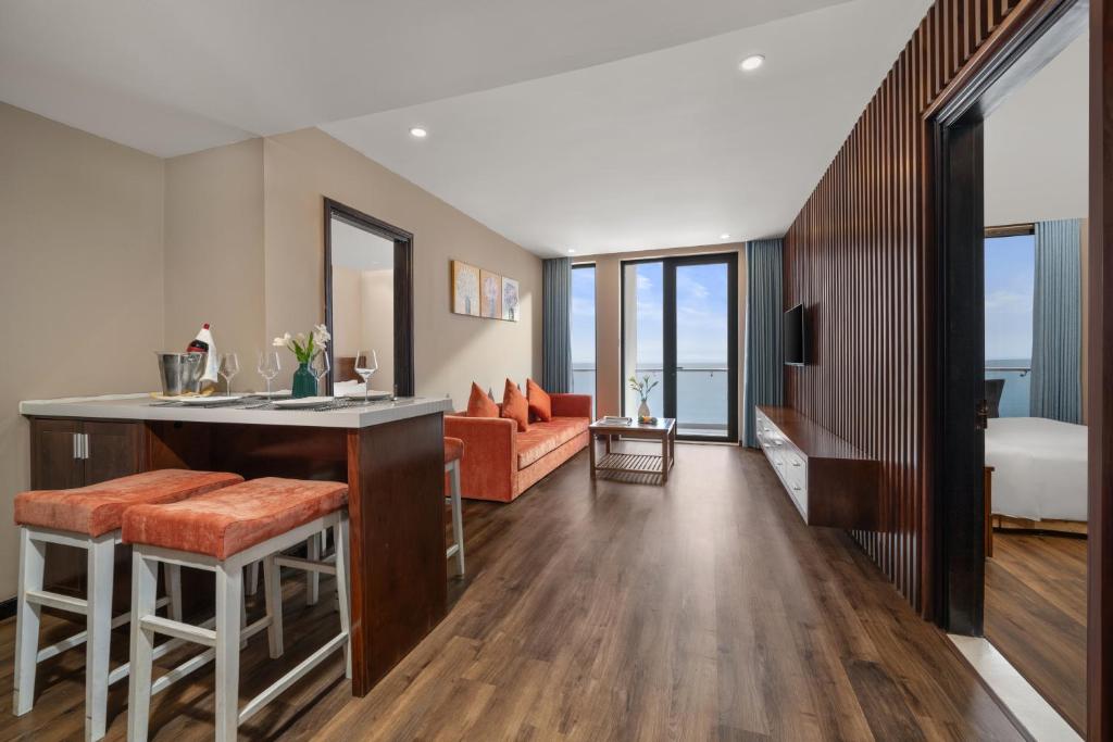 Two-Bedroom Apartment Residence Ocean View with Balcony