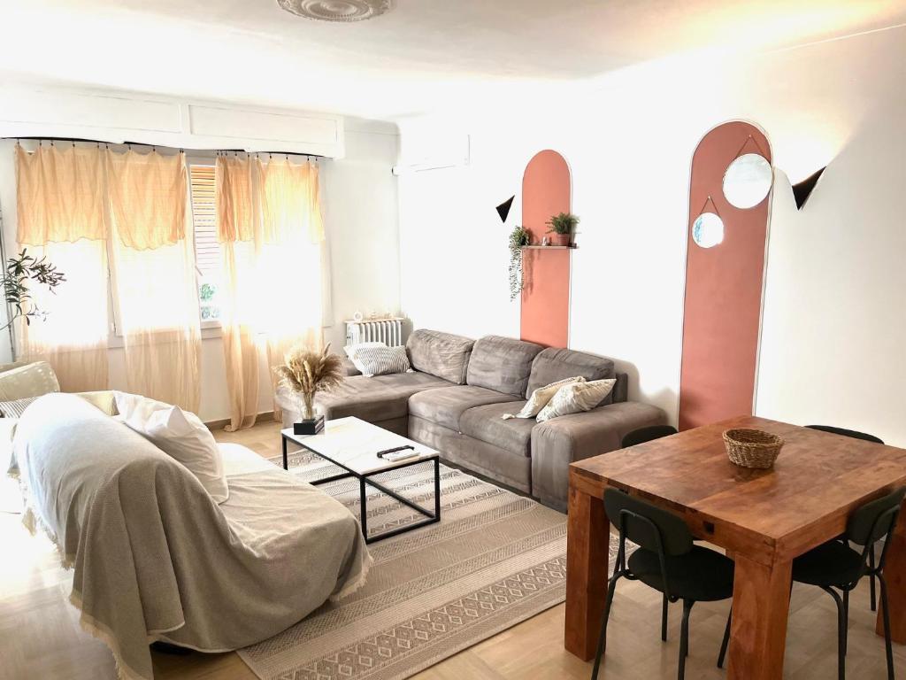 un salon avec un canapé et une table dans l'établissement La Maison By Simone T4, à Cannes