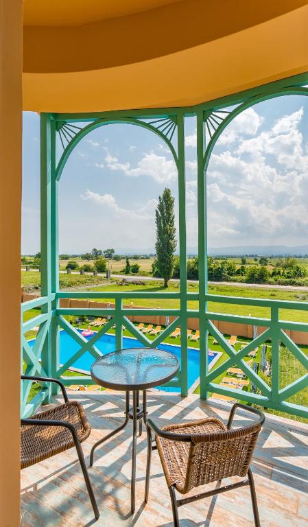 Bazén v ubytování Burki Castle & Cellar nebo v jeho okolí