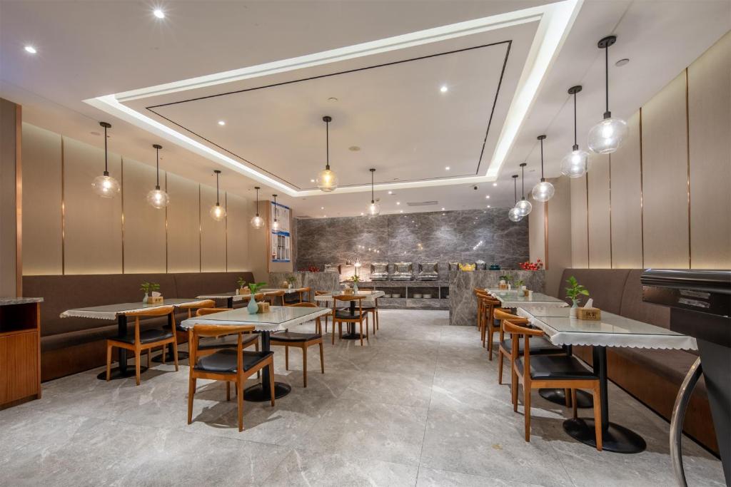 中青秋果酒店(广州国际会议中心纪念堂地铁站店)餐厅或其他用餐的地方
