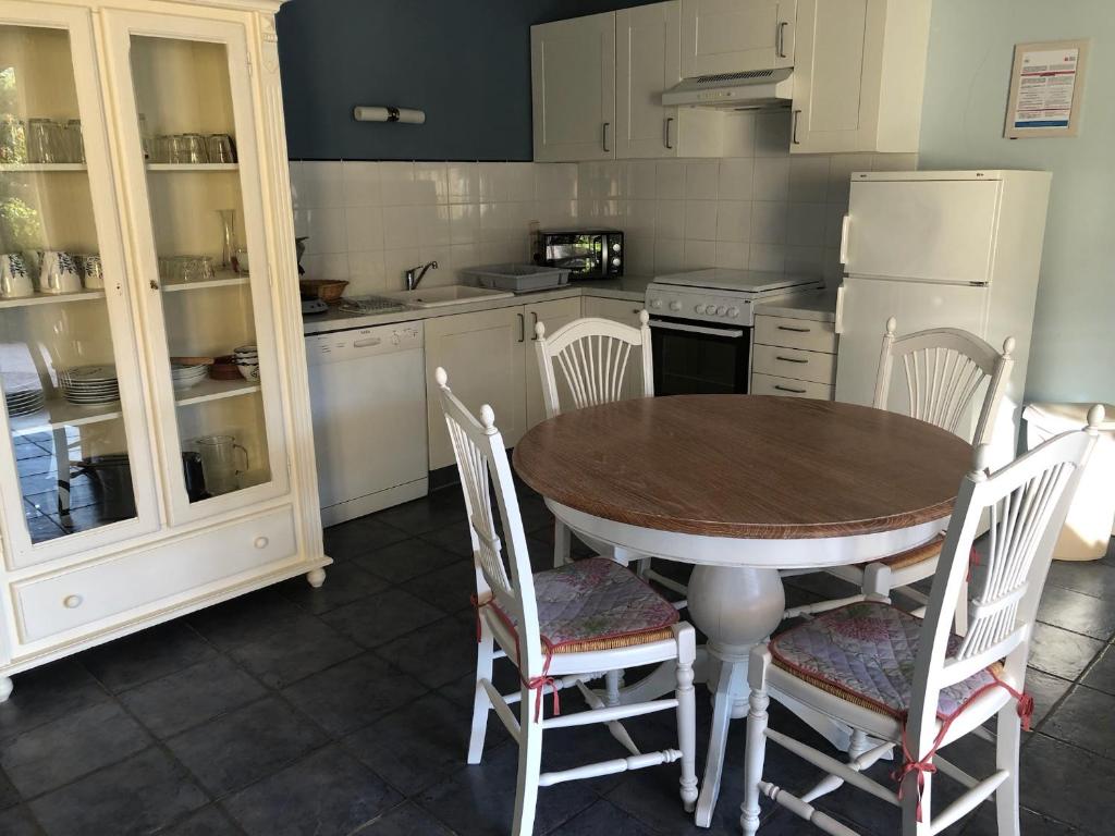 Kuchyň nebo kuchyňský kout v ubytování Le Petit Paradis Provençal