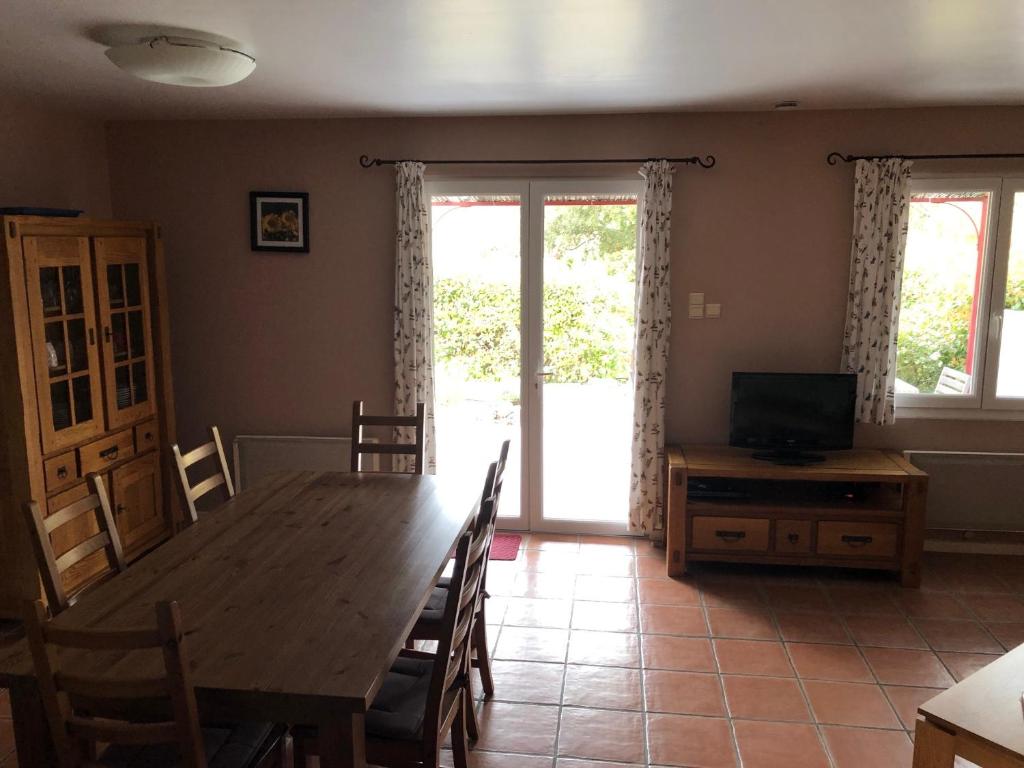 TV a/nebo společenská místnost v ubytování Le Petit Paradis Provençal
