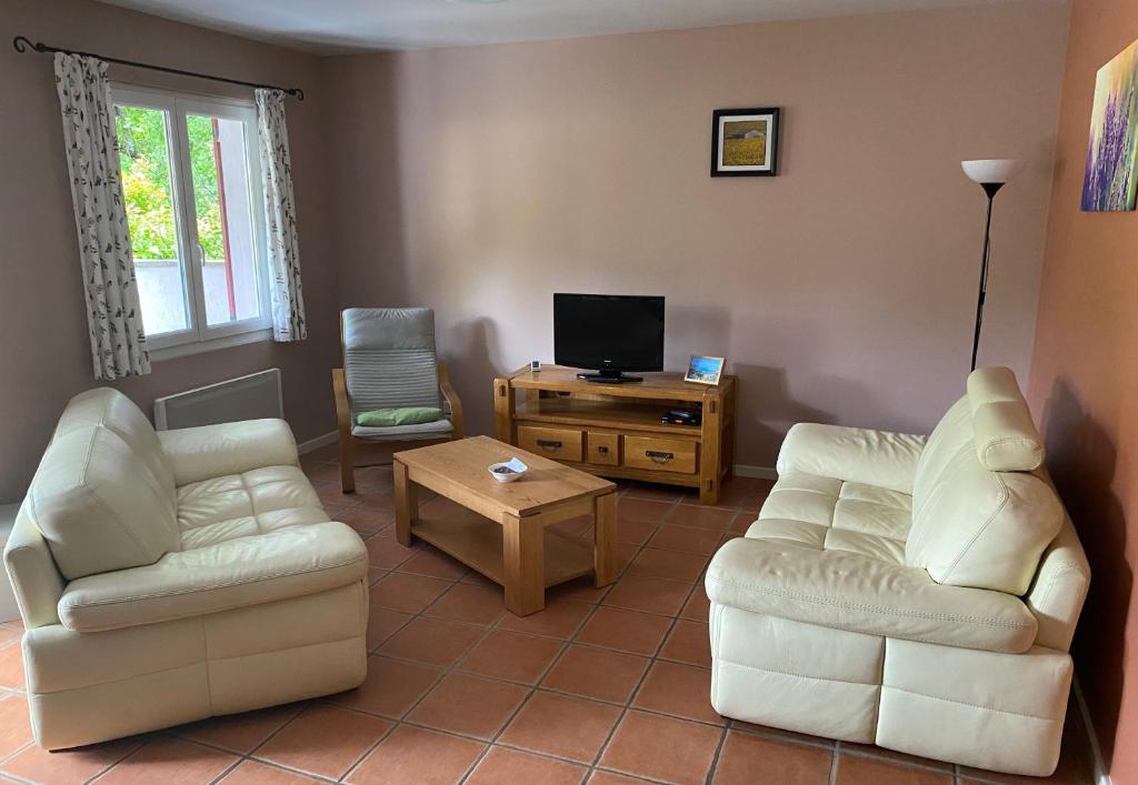 TV a/nebo společenská místnost v ubytování Le Petit Paradis Provençal