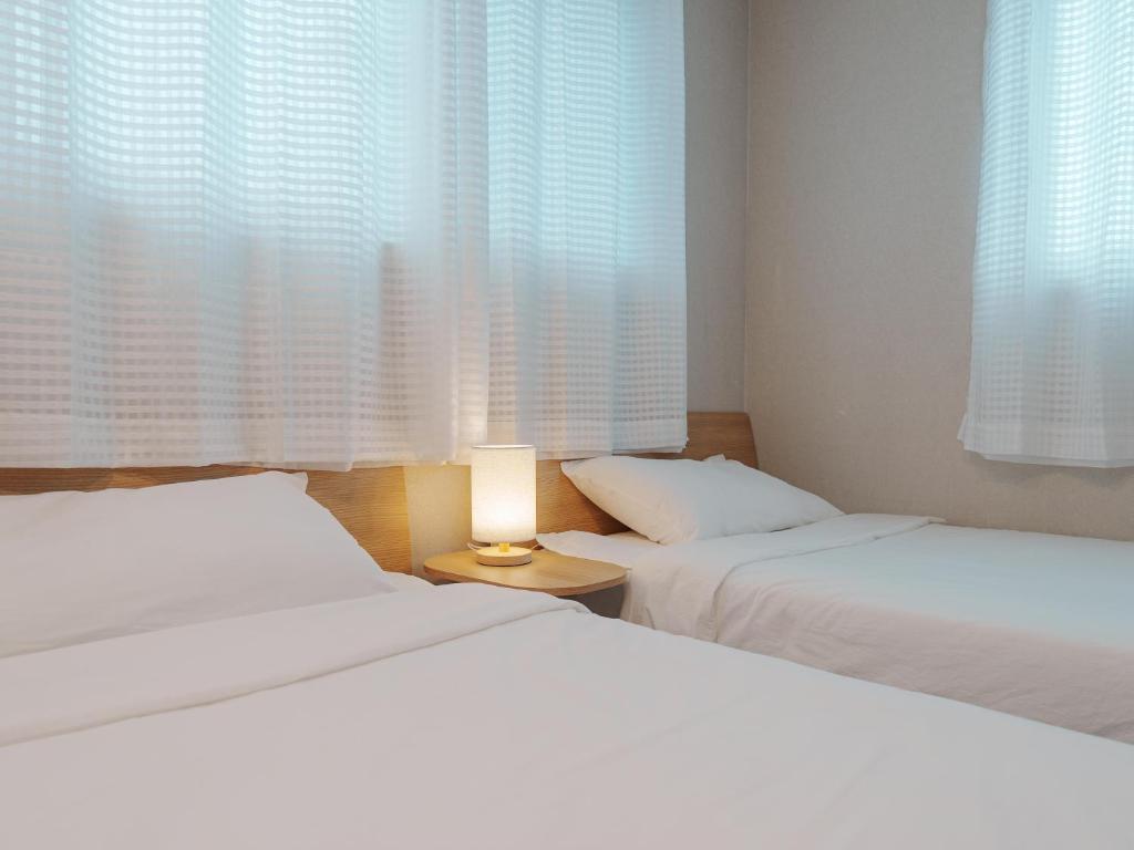Rain Boots Guest House - Twin Room With Private Bathroom