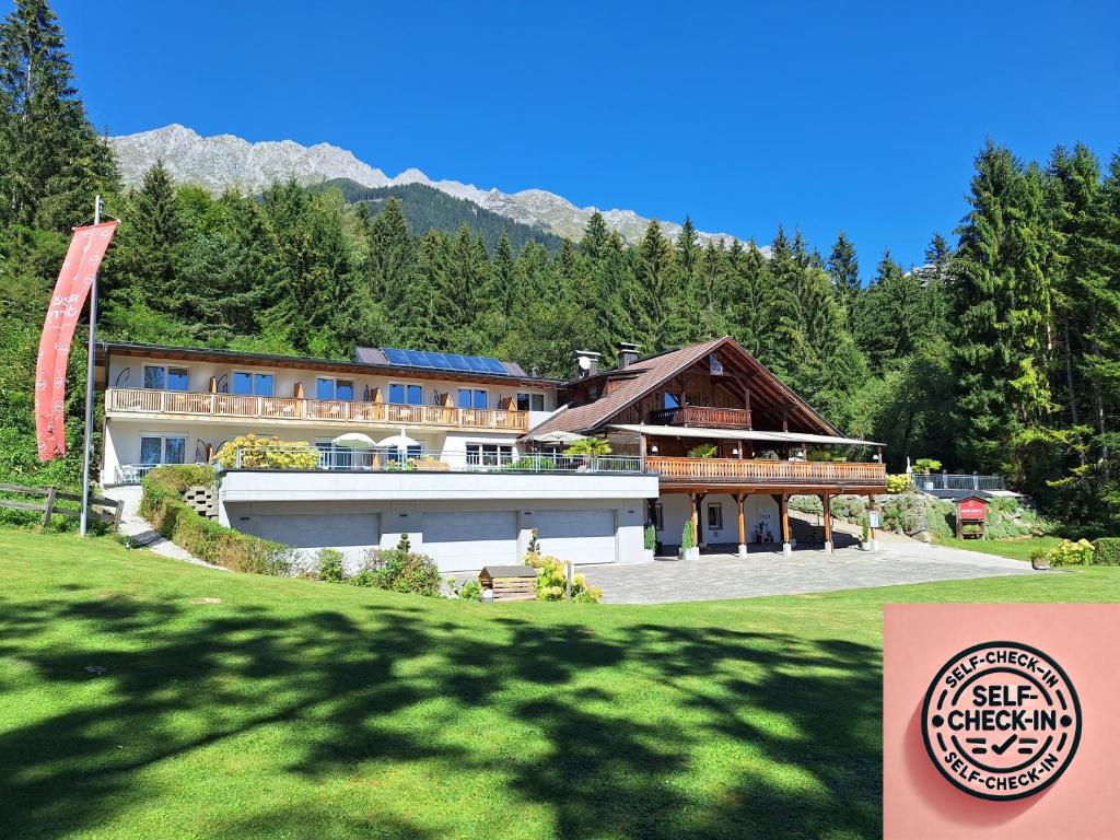 Nespecifikovaný výhled na hory nebo výhled na hory při pohledu z hotelu