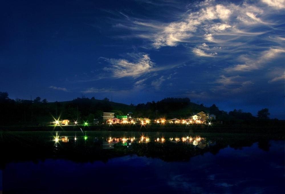 ヤンヤンにあるCiel Pensionの湖上の町夜景