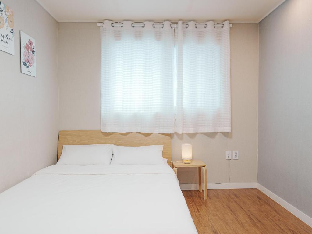 Rain Boots Guest House - Double Room With Private Bathroom