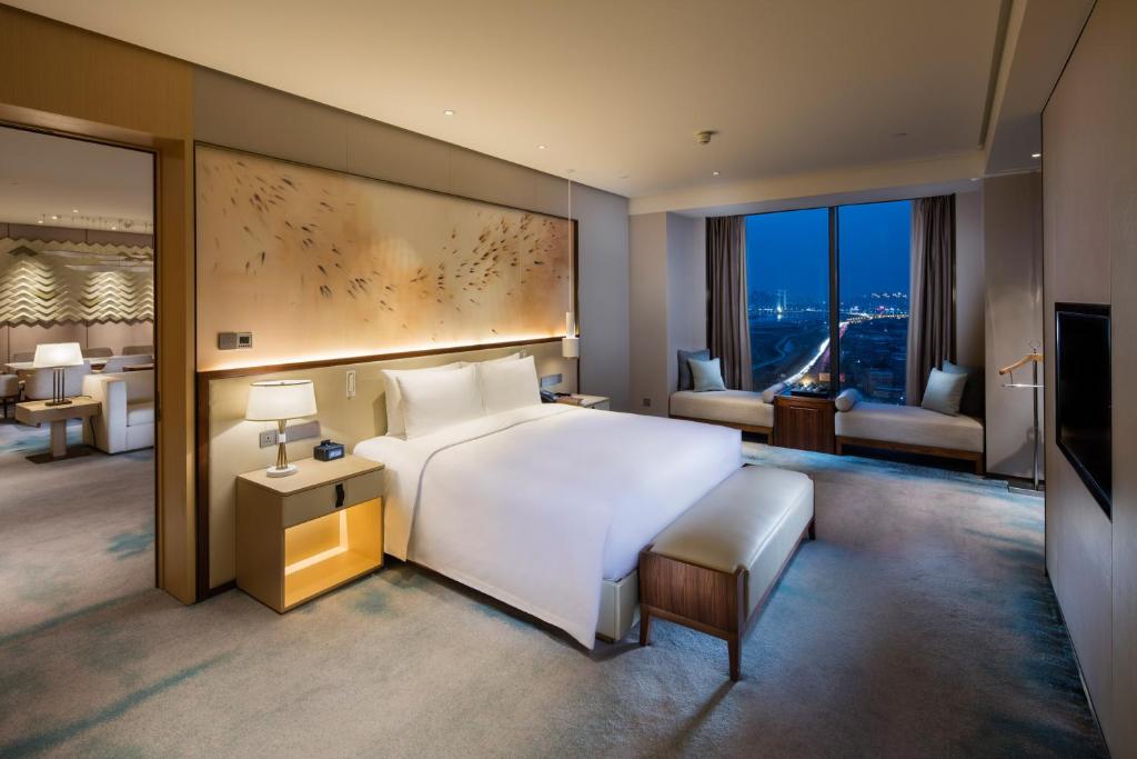 Postel nebo postele na pokoji v ubytování Hilton Quanzhou Riverside