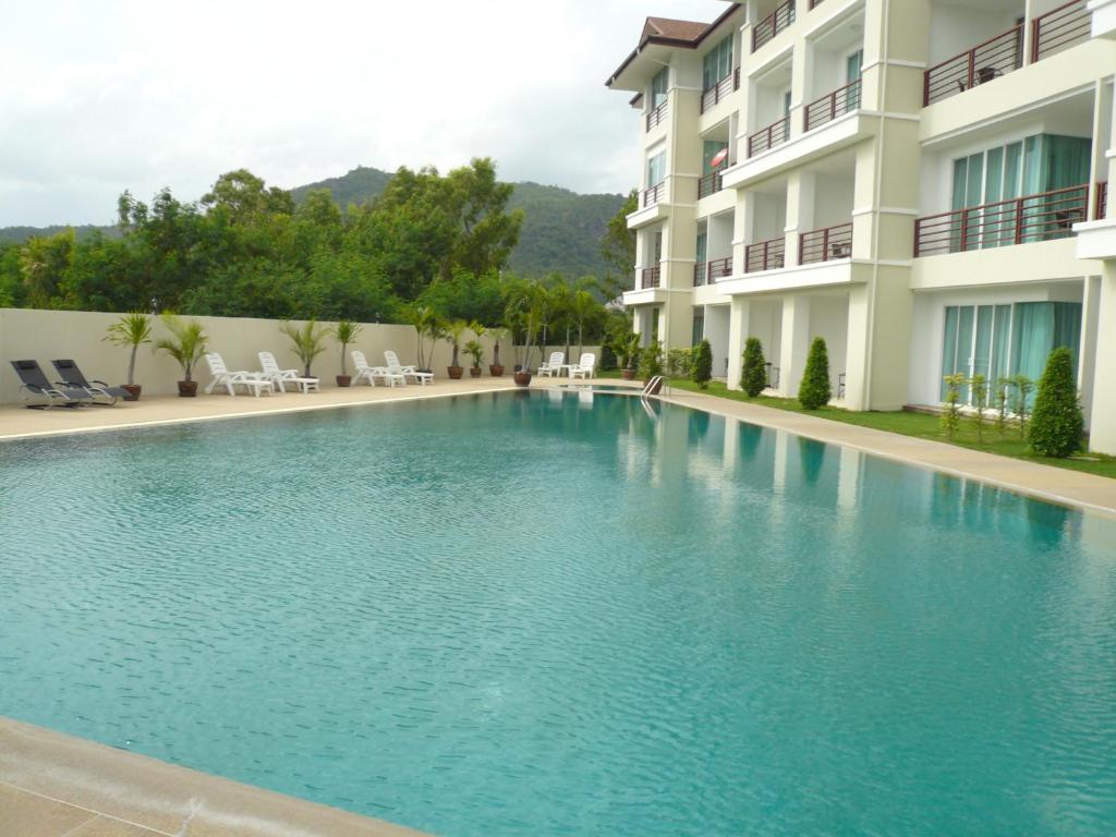 Bazén v ubytování Tai-Pan Resort and Condominium nebo v jeho okolí