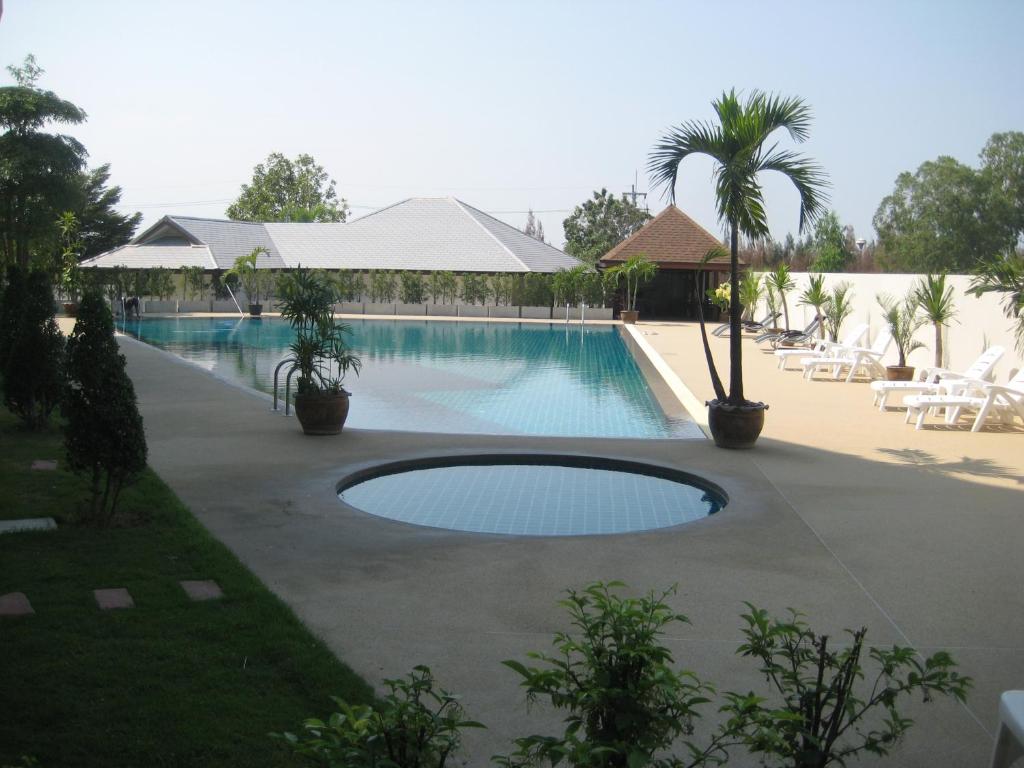 Bazén v ubytování Tai-Pan Resort and Condominium nebo v jeho okolí