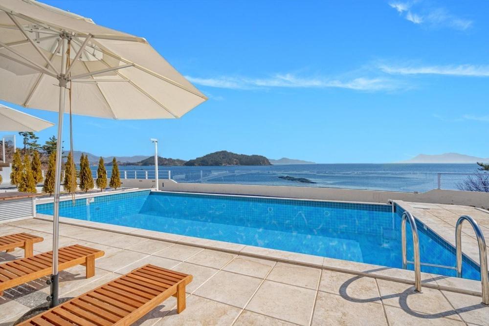 Πισίνα στο ή κοντά στο Namhae Stay Gaeen