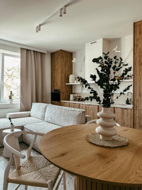a living room with a table and a couch at Apartament Lipowa Centrum in Białystok