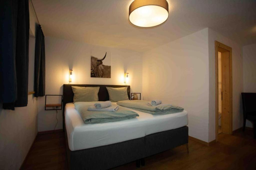 Letto o letti in una camera di Berghotel Basur - Das Schihotel am Arlberg