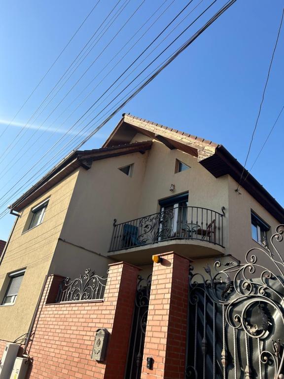 un edificio con balcone e recinzione di Transilvania Guesthouse a Miercurea Sibiului