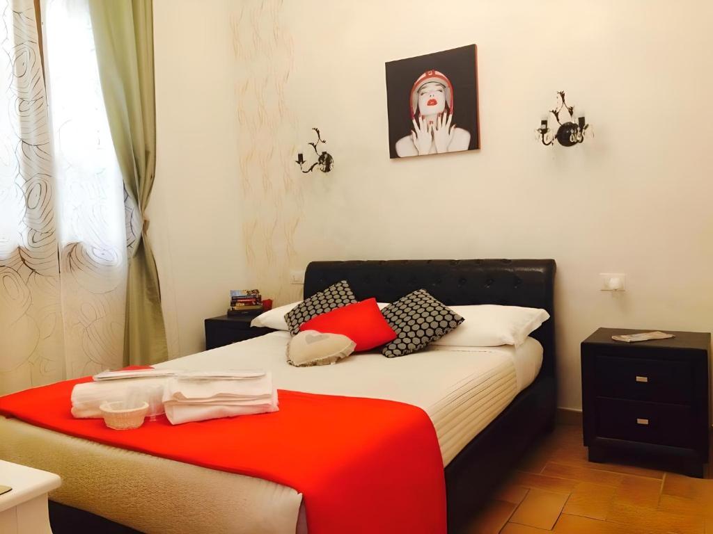 Un dormitorio con una cama con una manta roja. en Casa Boss Oblivium, en Florencia