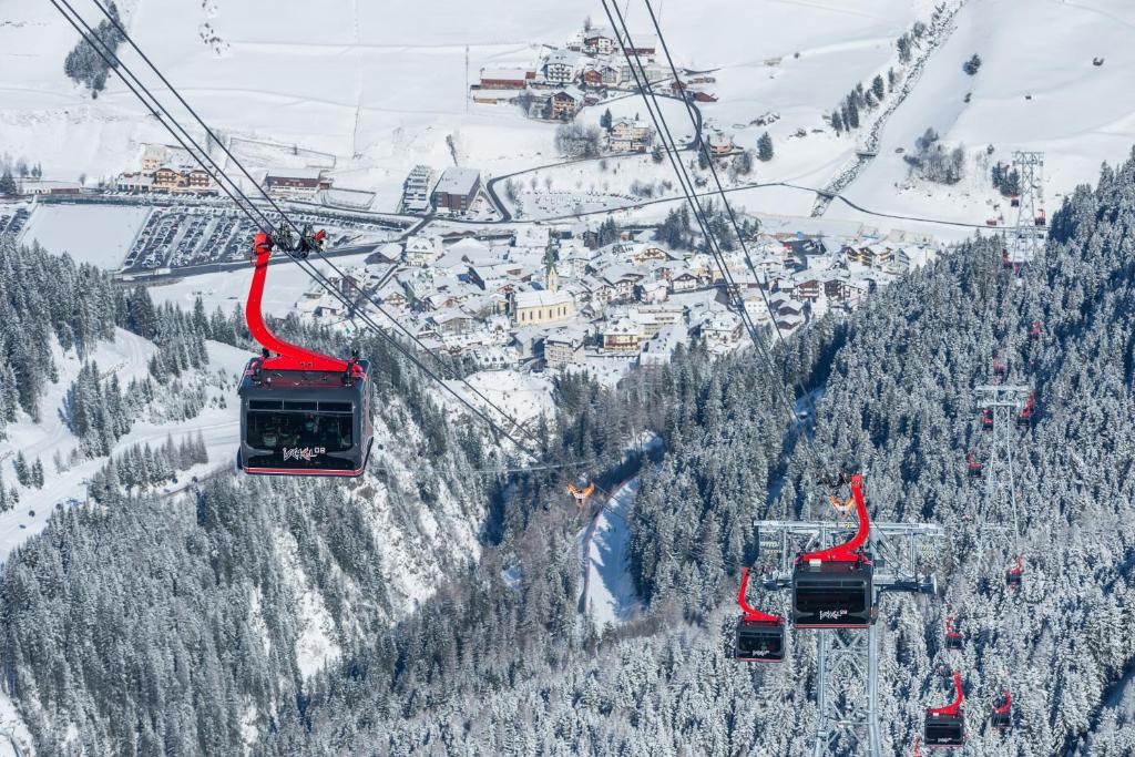 zwei Gondeln auf einem Skilift im Schnee in der Unterkunft Chalet Madlein in Ischgl