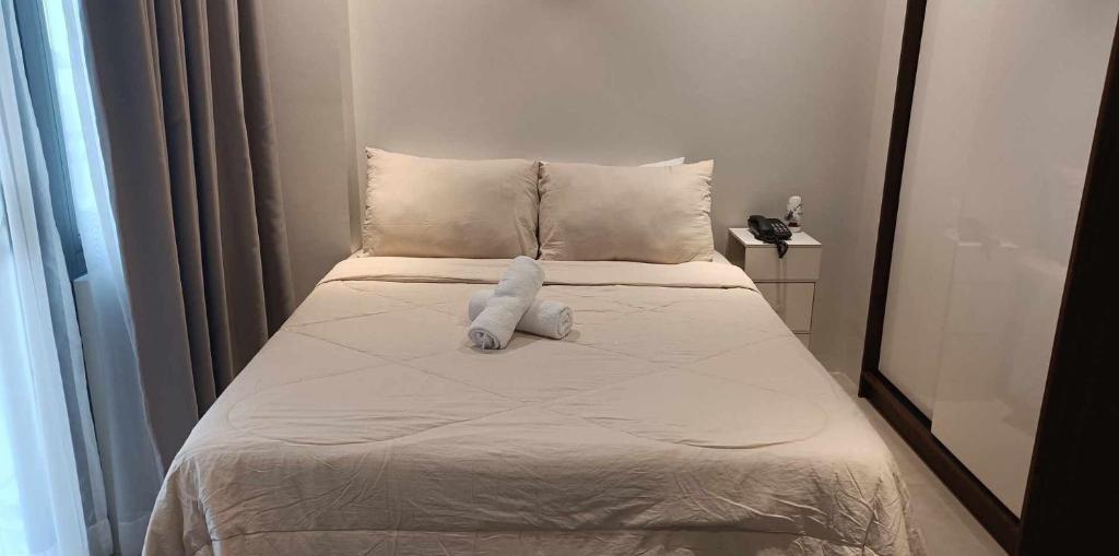 ein Bett mit einem ausgestopften Tier darüber in der Unterkunft Tambuli Seaside Residences Buyong Road Maribago Lapu Lapu City in Cogon