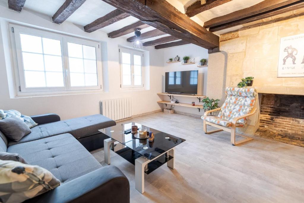 un salon avec un canapé et une table dans l'établissement Le cocon authentique, à Tours