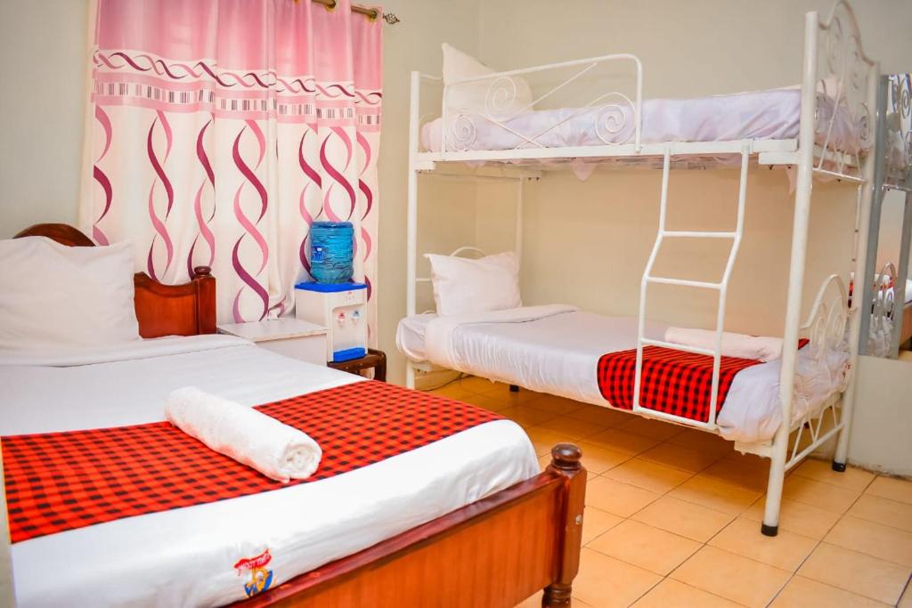 Postel nebo postele na pokoji v ubytování Homebase gardens hotel & safaris