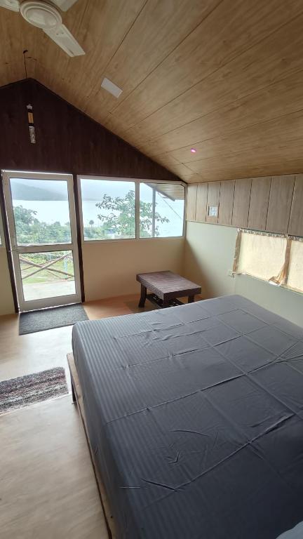 Postel nebo postele na pokoji v ubytování Shelby Pawana lake Cottages & Camping Tents
