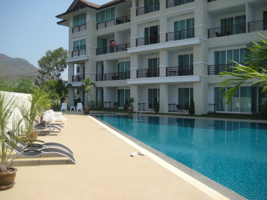 Bazén v ubytování Tai-Pan Resort and Condominium nebo v jeho okolí