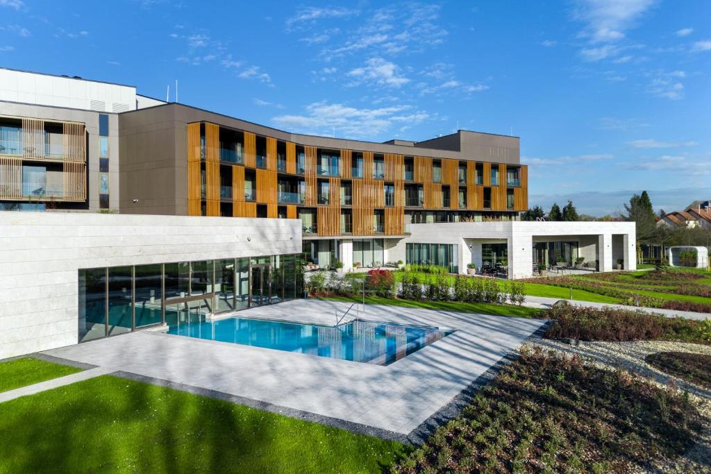 Bazén v ubytování Melea - The Health Concept - Adults Only Hotel nebo v jeho okolí