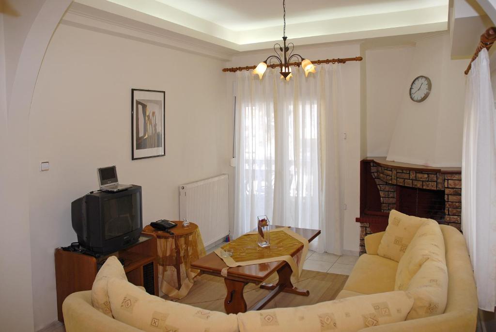 Kronos Hotel - Two-Bedroom Apartment