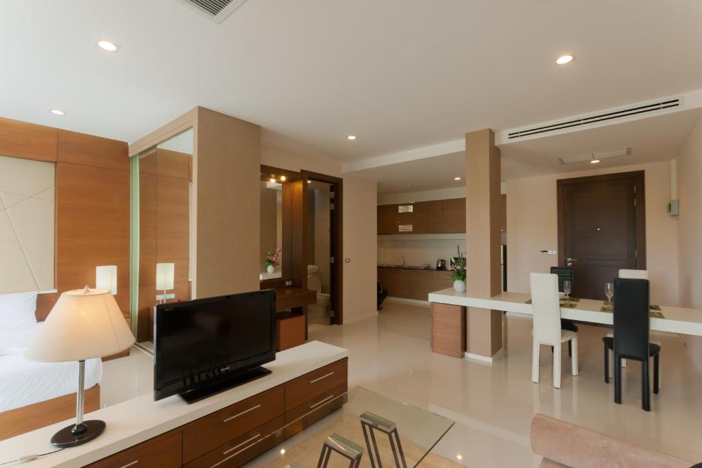 TV a/nebo společenská místnost v ubytování Tai-Pan Resort and Condominium