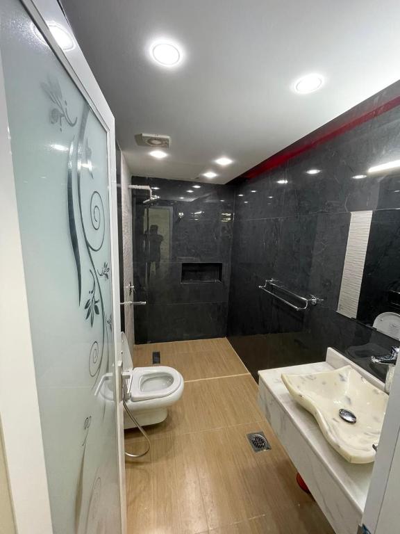 Garden Villa, Rawda 3,Ajman的一间浴室