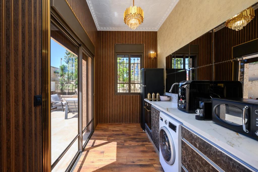 Kuchyň nebo kuchyňský kout v ubytování Junes jaffa Luxury Apartments