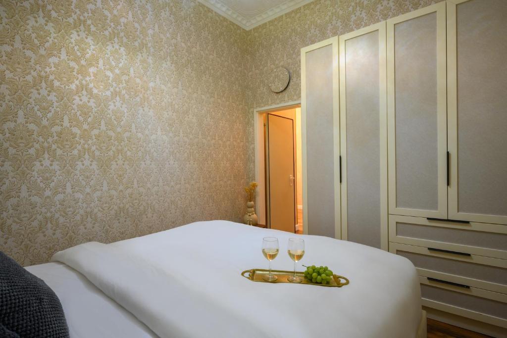Postel nebo postele na pokoji v ubytování Junes jaffa Luxury Apartments