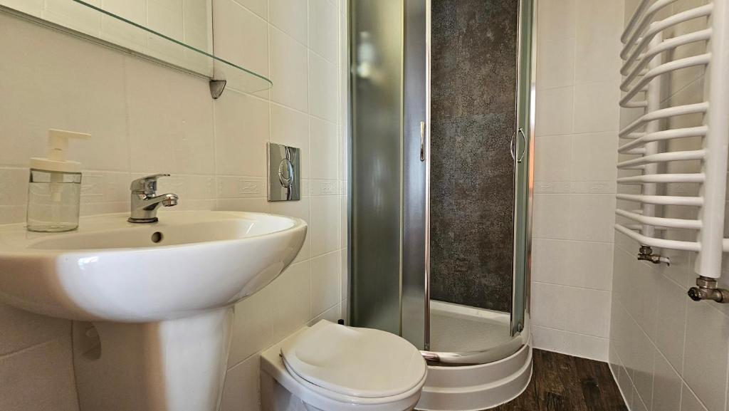 Bukowiański Dworek - Wyciągi, Narciarnia, Kuchnia - 3