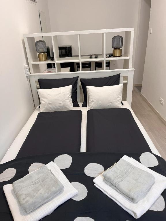 Postel nebo postele na pokoji v ubytování MaNo Studios Budapest I